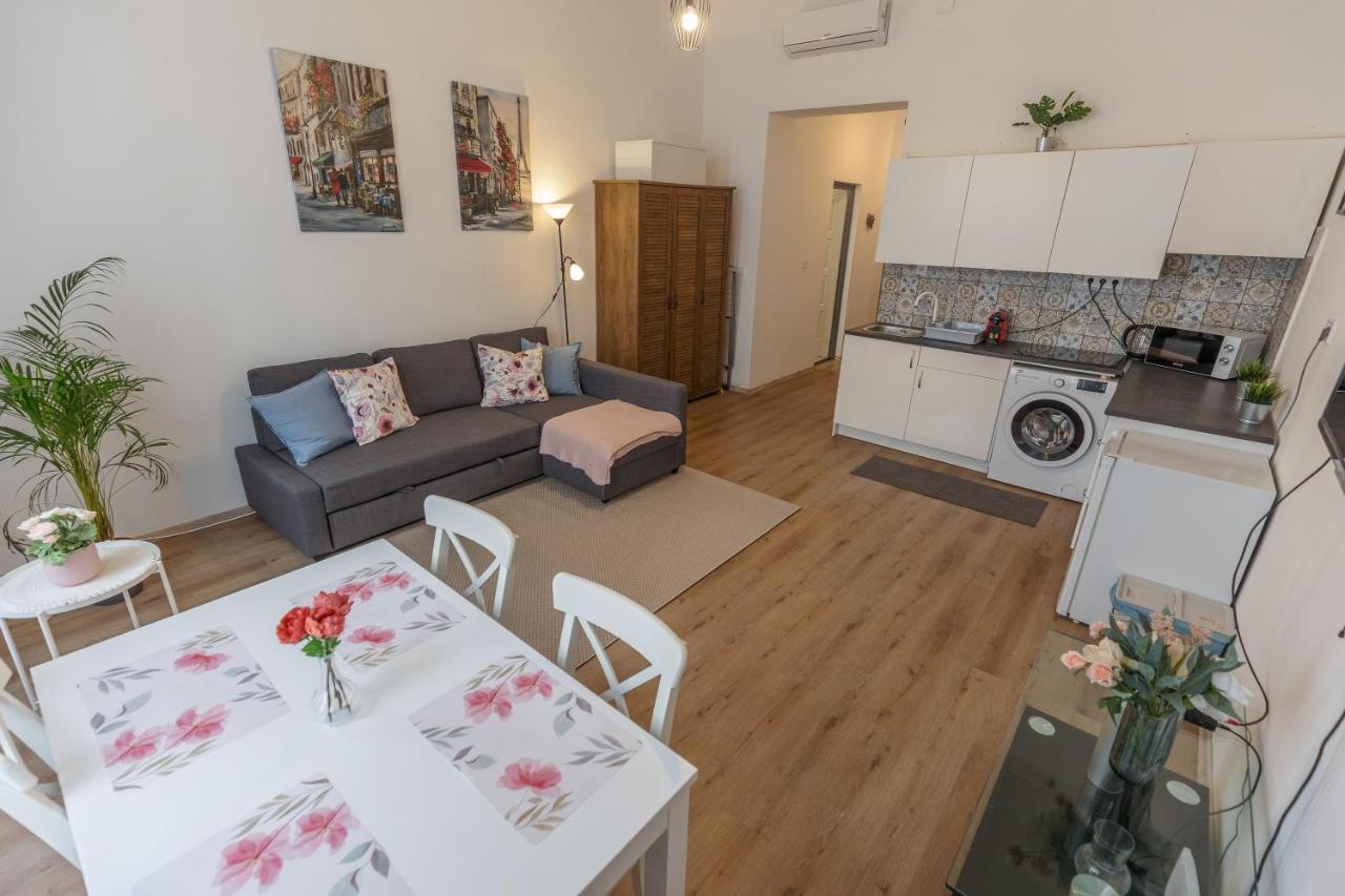 Emily's Lovely Place Апартаменты *
